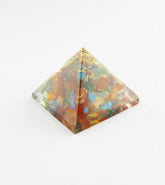Petite pyramide d'orgonite en pierre mélangée