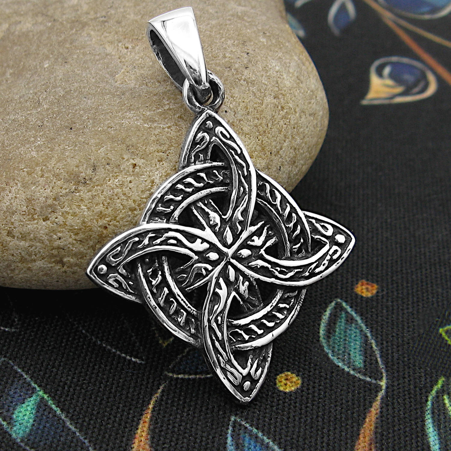 Fancy Witch's Knot Infinity Circle Pendant Protection Amulet Interconnectedness Magick | Woot & Hammy