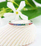 Schmaler Regenbogen-Chakra-Bandring mit winzigen Kristallen