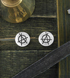 Kleine Ohrstecker mit anarchistischem Symbol in Kreisform „A“