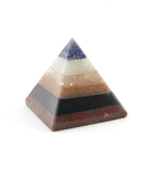 Petite pyramide en couches multicolores, pierre naturelle