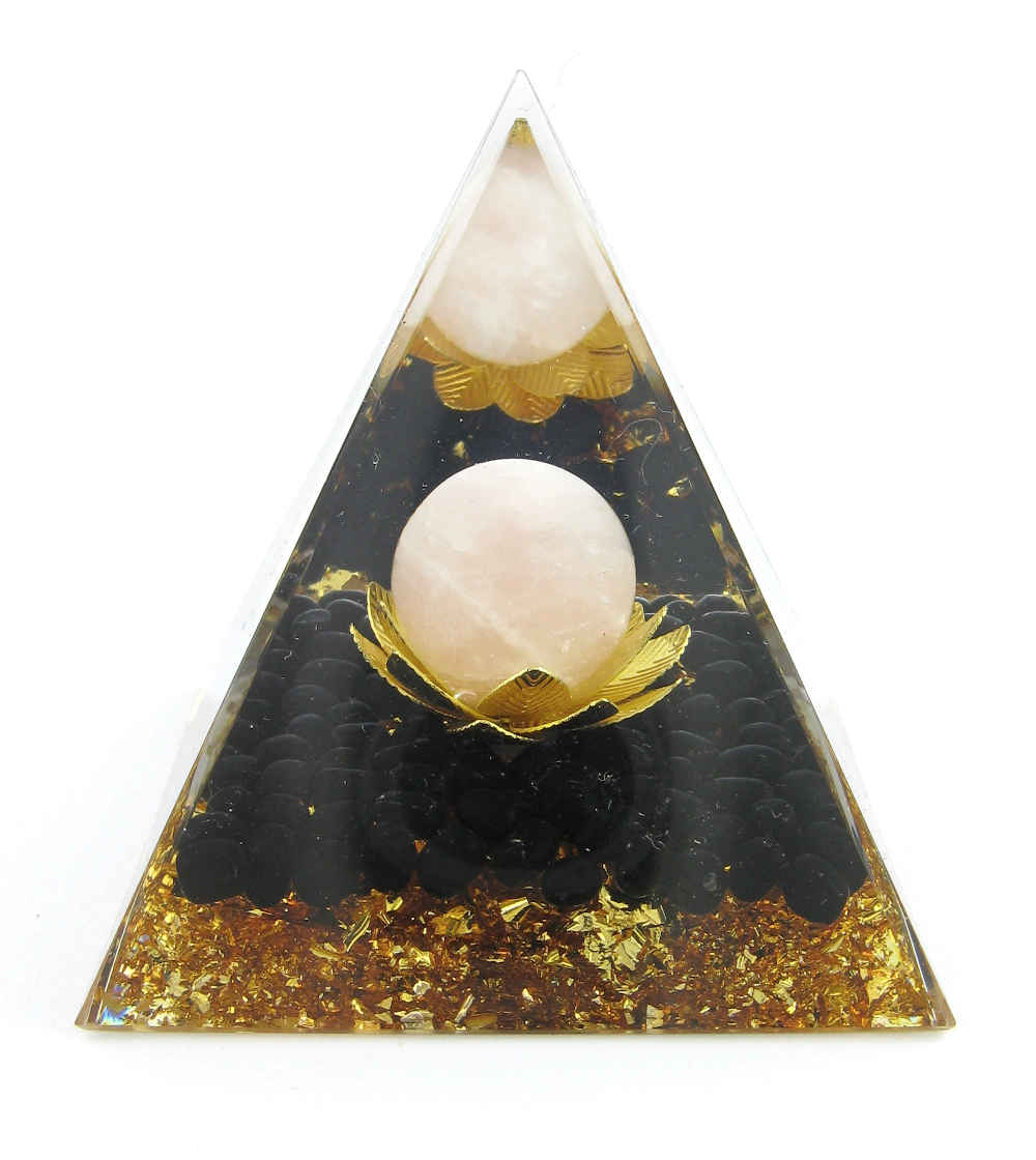 Pyramide d'orgonite avec lotus doré et lune pâle