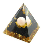 Pyramide d'orgonite avec lotus doré et lune pâle