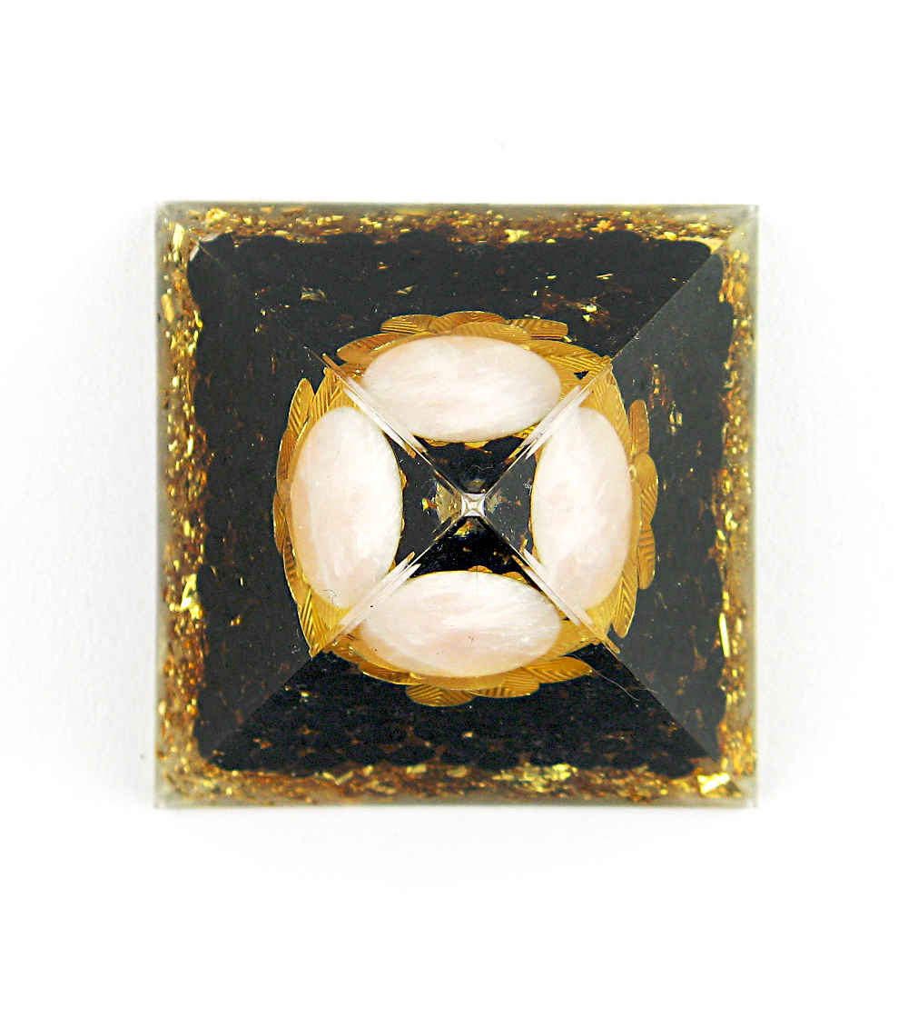 Pyramide d'orgonite avec lotus doré et lune pâle