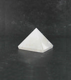 Kleine natürliche weiße Quarzpyramide