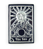 Der Sun Tarot Card Räucherstäbchenhalter in Schwarz und Silber