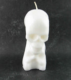 Weiße Kerze mit Totenkopf und gekreuzten Knochen, 12,7 cm hoch
