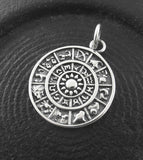 Pendentif roue du zodiaque avec signes et symboles astrologiques