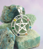 Pentagramm-Anhänger mit 7 Chakra-Kristallen