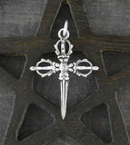 Kreuzförmiger Dolch mit Kronenanhänger