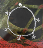 Armband mit fünf kleinen Pentagrammen