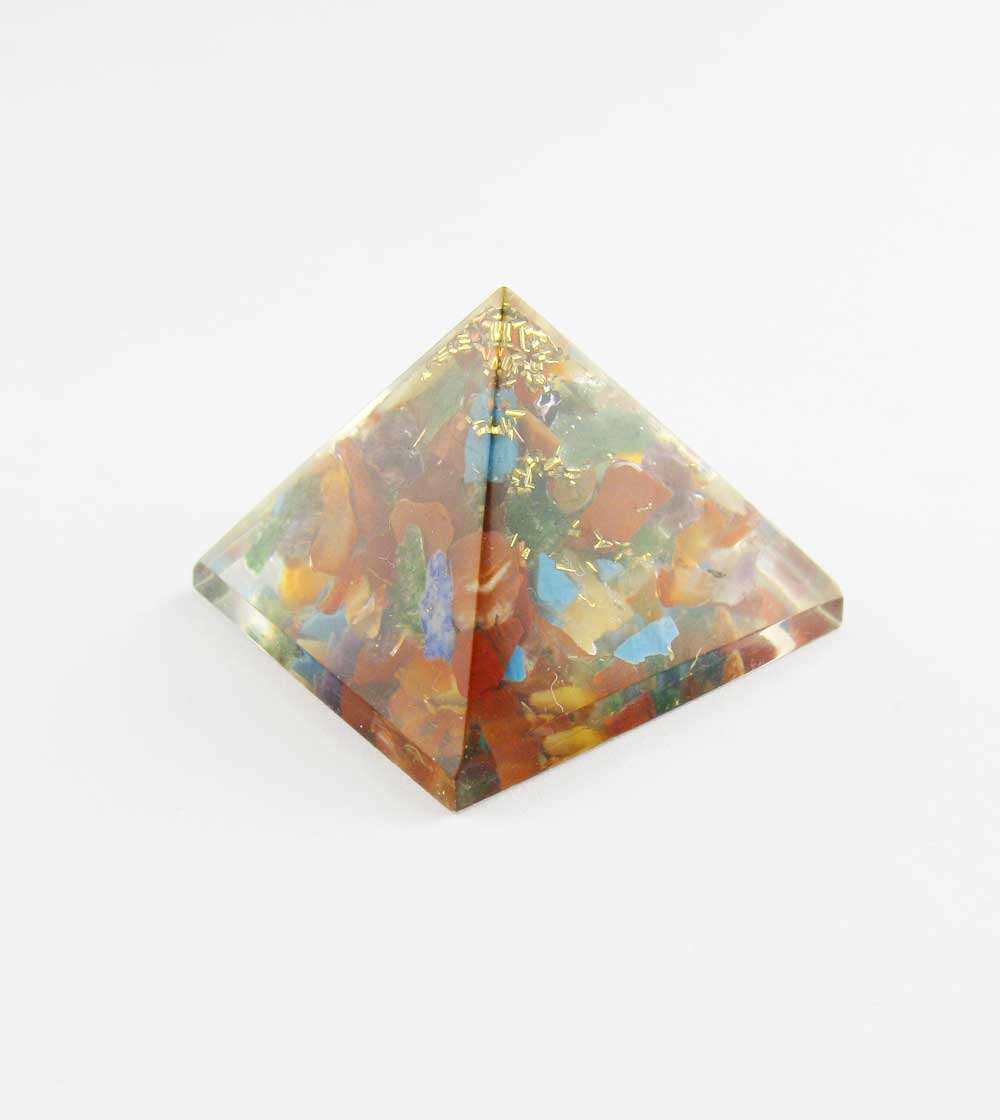 Petite pyramide d'orgonite en pierre mélangée