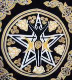Göttin mit Dreifachmond-Pentagramm und Altartuch mit keltischen Knoten