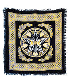 Göttin mit Dreifachmond-Pentagramm und Altartuch mit keltischen Knoten