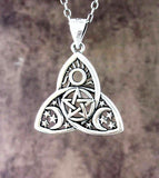 Himmlisches Triquetra mit Anhänger aus Pentagramm, Sonne, Halbmonden und Sternen