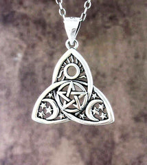 Pendentif Triquetra Céleste avec Pentacle, Soleil, Croissant de Lune et Étoiles