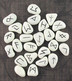 Runen-Set aus weißem Harzstein